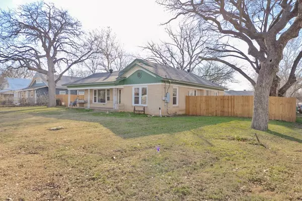 517 W Lamar Street, Alvord, TX 76225