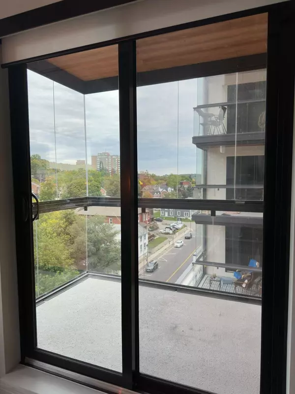 Barrie, ON L4M 1B2,185 Dunlop ST E #719