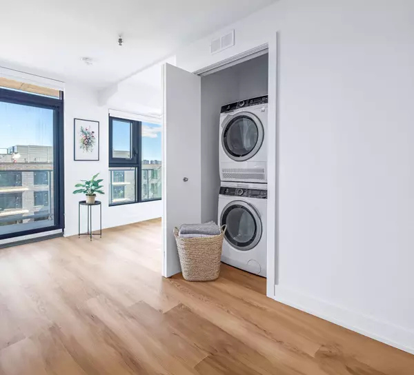 Carlington - Central Park, ON K1Z 0E4,1360 CARLING AVE #206