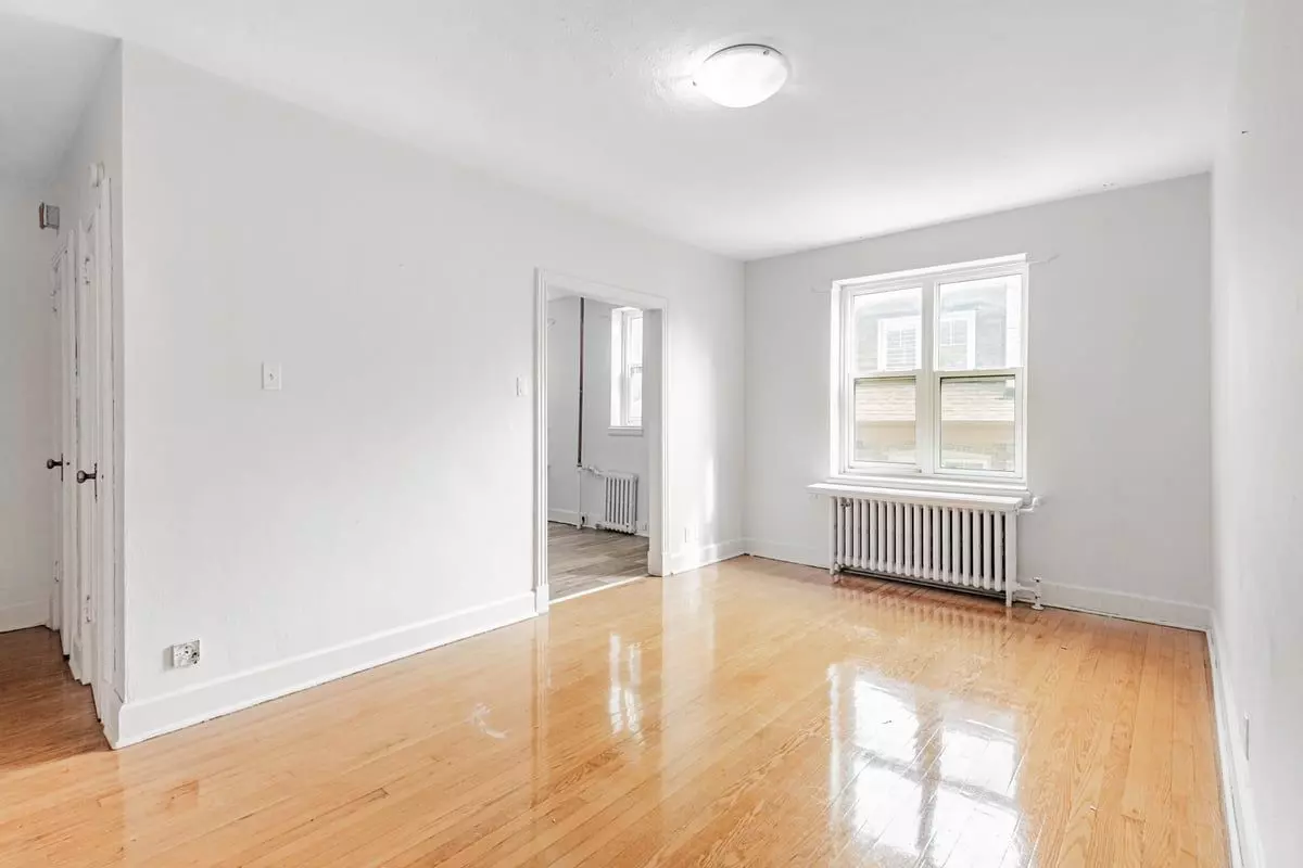 Toronto C02, ON M4V 2A6,1 Mallory GDNS #42