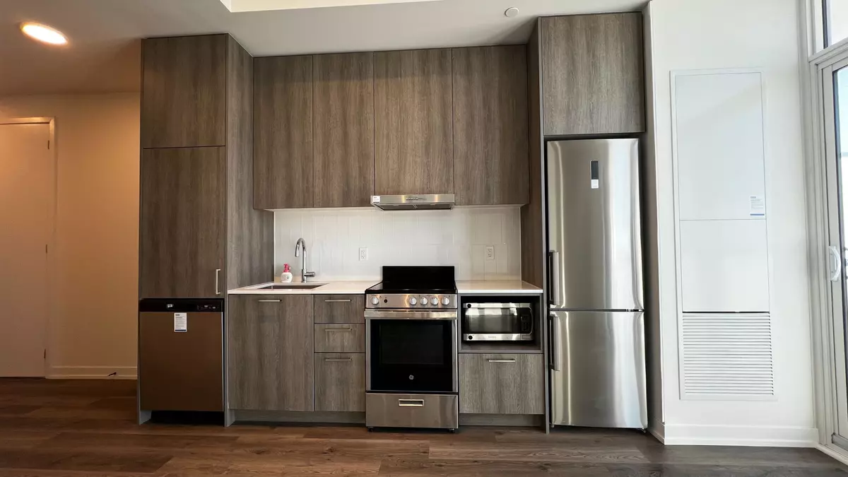 Vaughan, ON L4K 0P9,195 Commerce ST #811