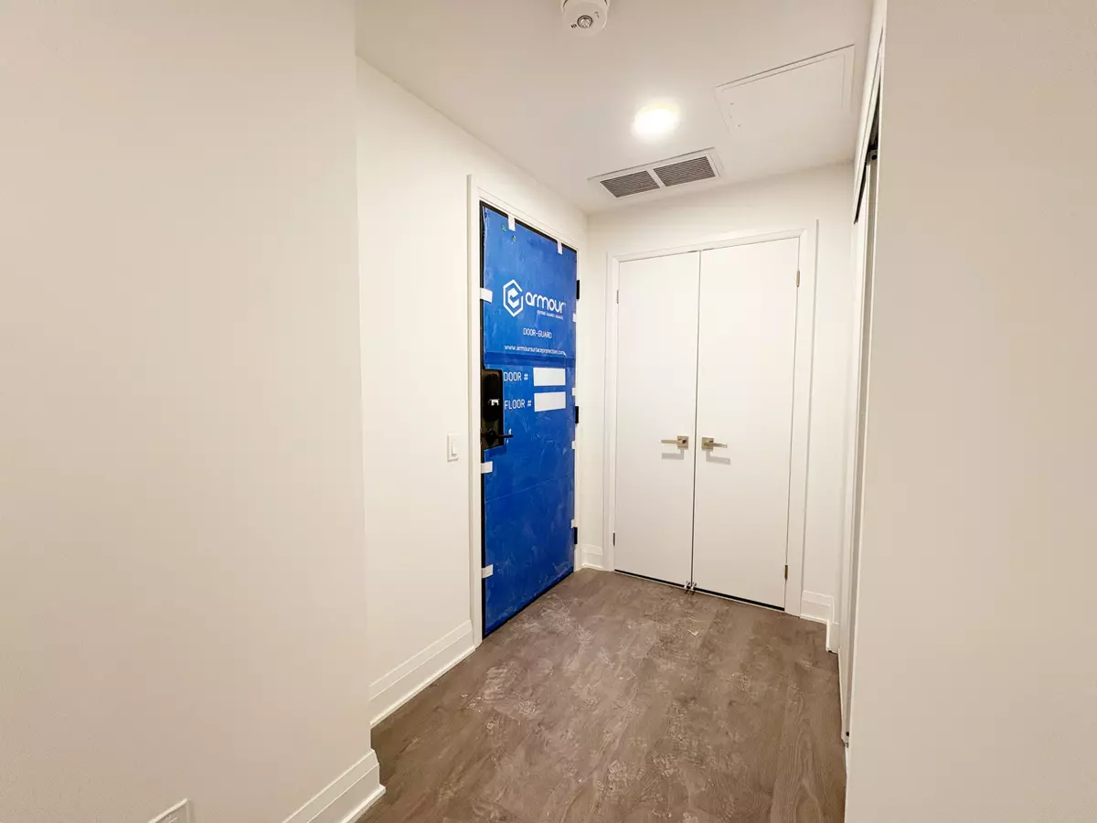 Mississauga, ON L5B 0S1,2 Erskine RD #906