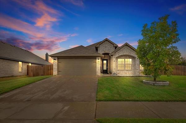 1200 Queens Brook Lane, Fort Worth, TX 76140