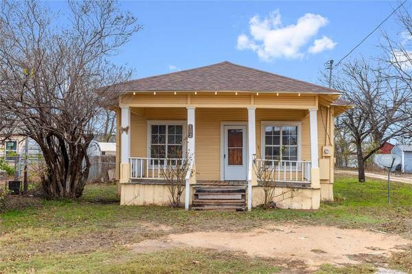 102 E Fitzgerald Street, Bangs, TX 76823