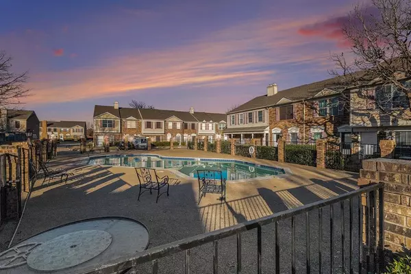 617 Carriagehouse Lane #3E, Garland, TX 75040