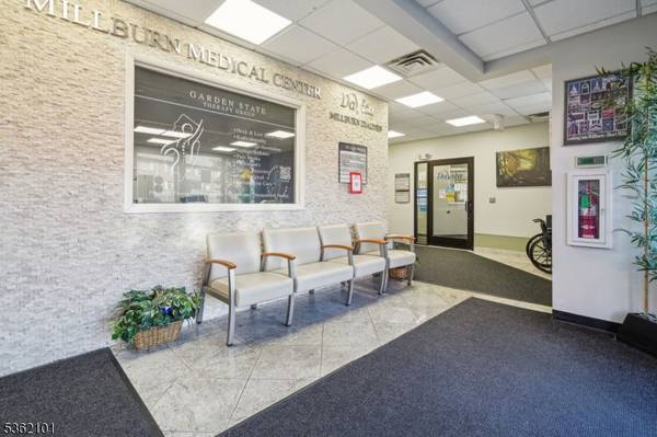 25 E Willow St., Millburn Twp., NJ 07041