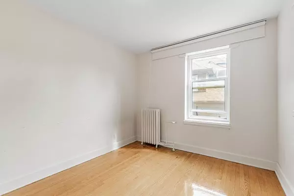 Toronto C02, ON M4V 2A6,1 Mallory GDNS #42