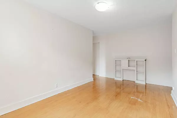 Toronto C02, ON M4V 2A6,1 Mallory GDNS #42