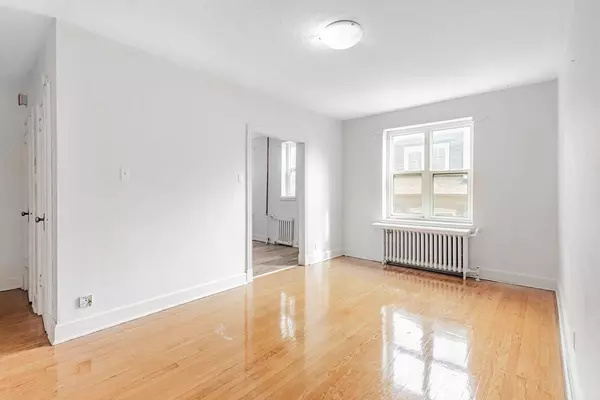 1 Mallory GDNS #42, Toronto C02, ON M4V 2A6