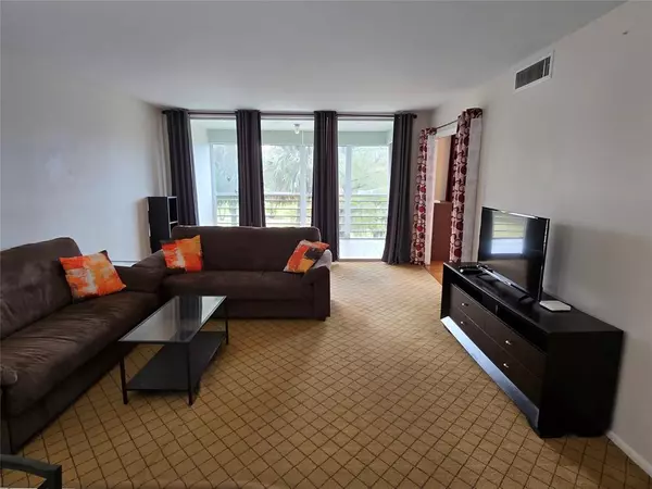 Pompano Beach, FL 33069,605 Oaks Dr #405