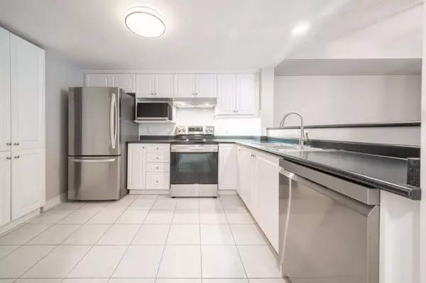 Markham, ON L6E 1B9,85 The Boardwalk WAY #320