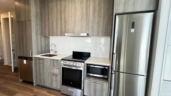 Vaughan, ON L4K 0P9,195 Commerce ST #811