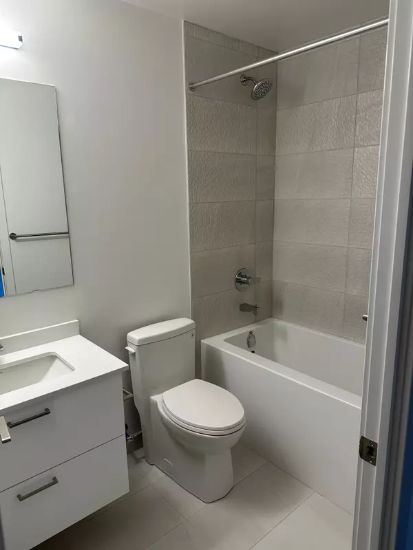 Vaughan, ON L4J 0L8,50 Upper Mall WAY #B632