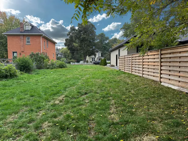 Collingwood, ON L9Y 2T7,299 Beech ST