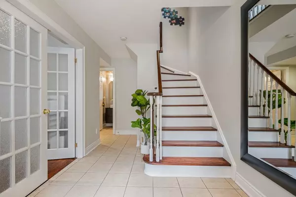 Toronto W07, ON M8Y 4H8,15 Chimes LN