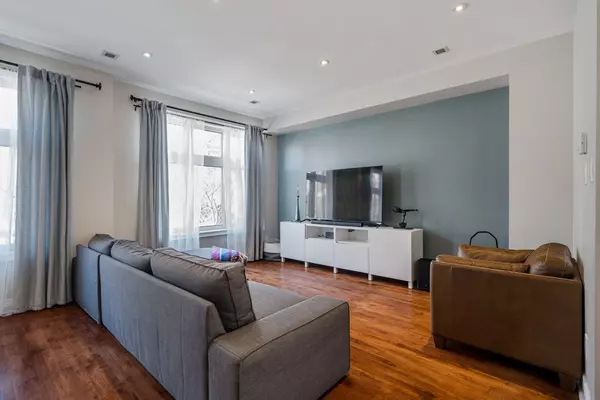 Toronto W07, ON M8Y 4H8,15 Chimes LN