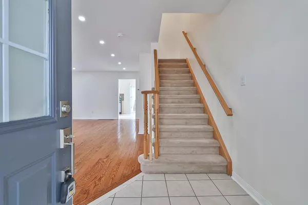 Oakville, ON L6M 4S8,2439 Hollybrook DR