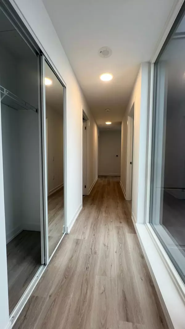 Mississauga, ON L5B 0P6,395 Square One DR #4303