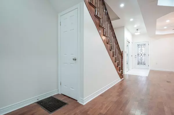 Toronto W02, ON M6H 3M7,81 Pauline AVE