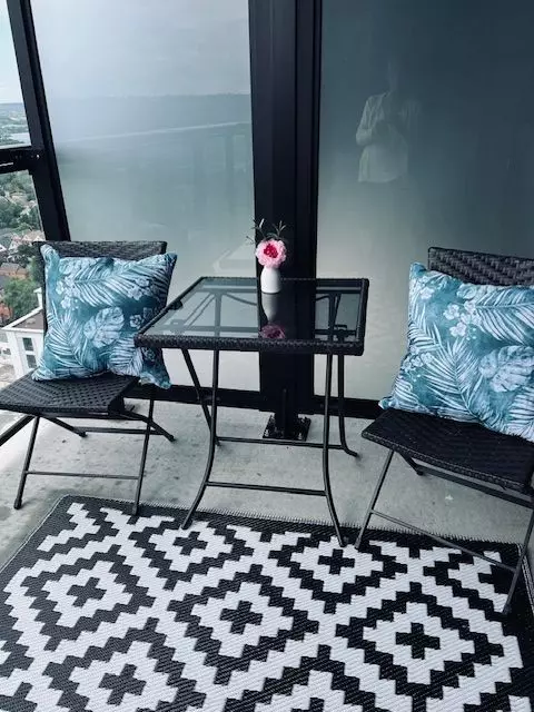 Hamilton, ON L8P 0C6,15 QUEEN ST S #2203