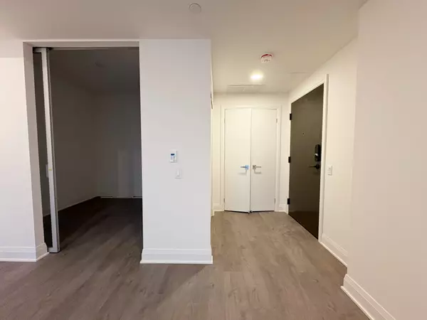 Mississauga, ON L5B 0S1,2 Erskine RD #911