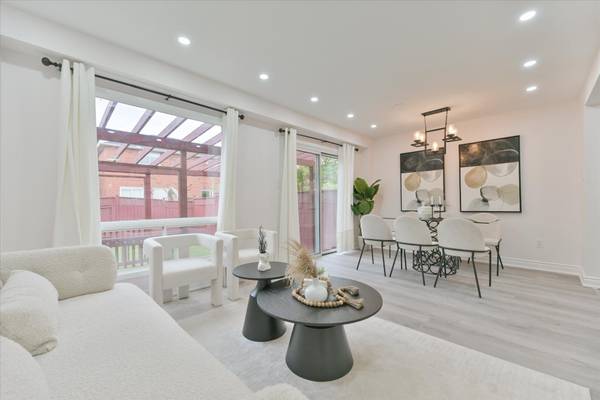 3956 Bentridge RD, Mississauga, ON L5N 7V8