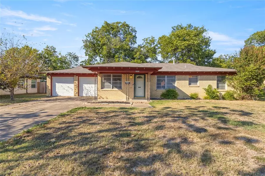 5005 Roxie Street, Haltom City, TX 76117