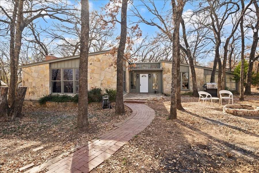 100 Sands Drive, Azle, TX 76020