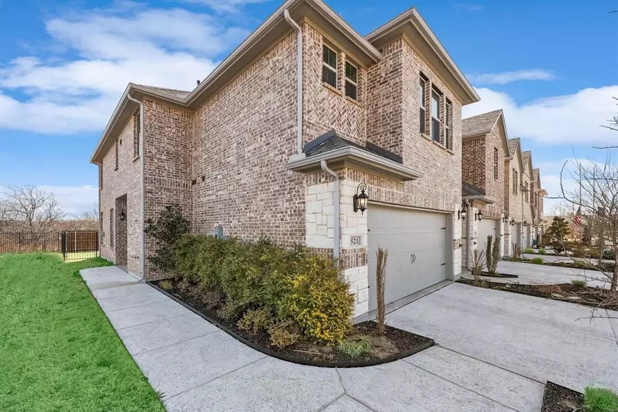 521 Hutchinson Lane, Lewisville, TX 75077