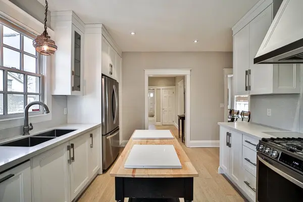 Oakville, ON L6K 3J2,128 Chisholm ST