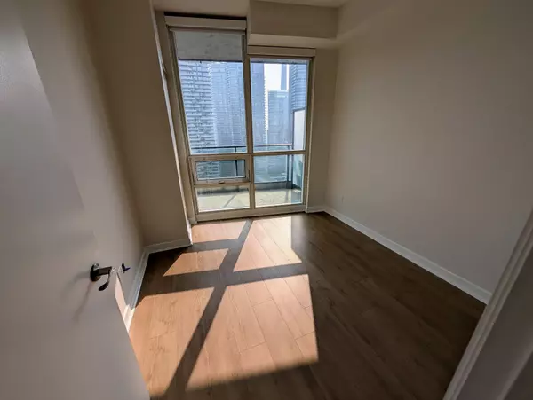 Toronto C01, ON M5J 2Z3,33 Bay ST #3502