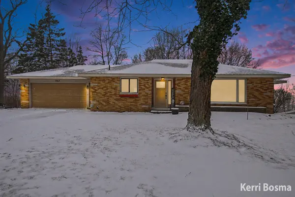 867 Paw Paw DR, Holland, MI 49423