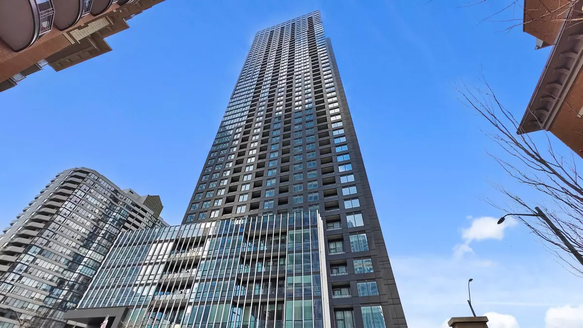 Mississauga, ON L5B 0P6,395 Square One DR #3807