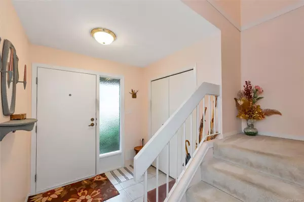 Sidney, BC V8L 2R1,2020 White Birch Rd #4