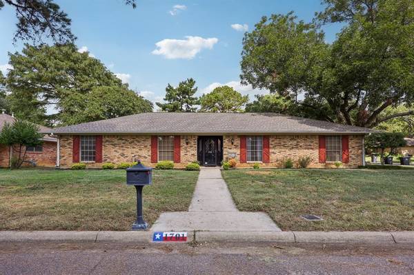 1701 Carlton Drive,  Arlington,  TX 76015