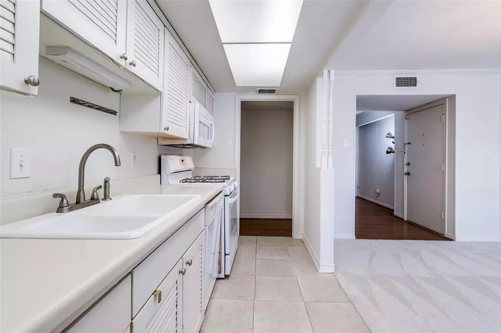 Dallas, TX 75248,5833 Copperwood Lane #1131