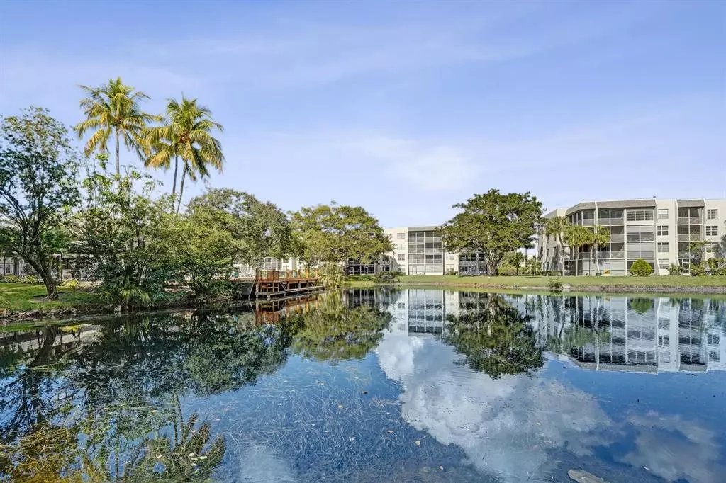 Davie, FL 33324,9235 Lagoon Pl #308