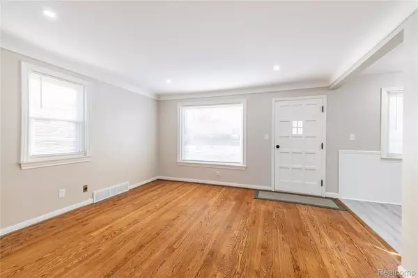 Allen Park, MI 48101,9255 Hubert AVE