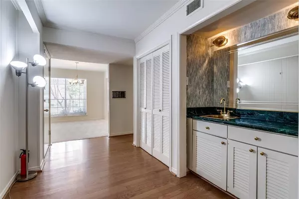 Dallas, TX 75248,5833 Copperwood Lane #1131