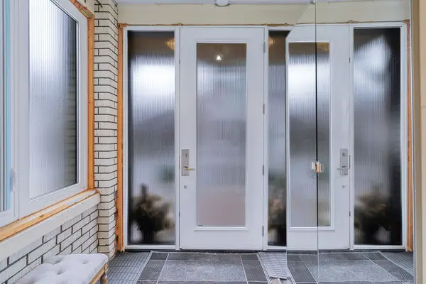 Toronto C10, ON M4S 1L4,12 Belsize DR