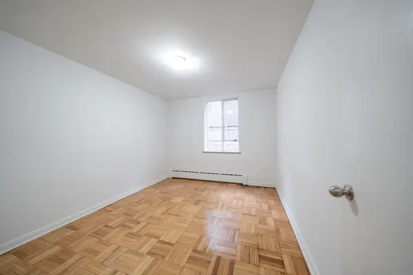 Toronto C10, ON M4P 1Y5,77 Erskine AVE #M7