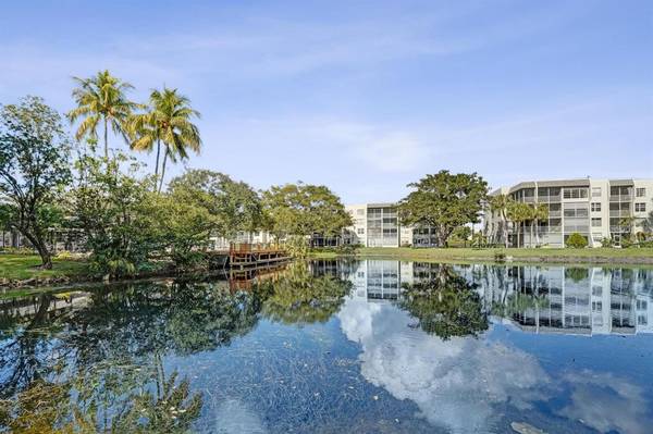 9235 Lagoon Pl #308, Davie, FL 33324