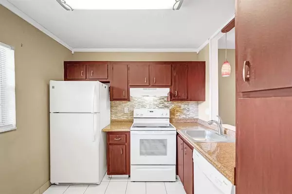 Davie, FL 33324,9235 Lagoon Pl #308