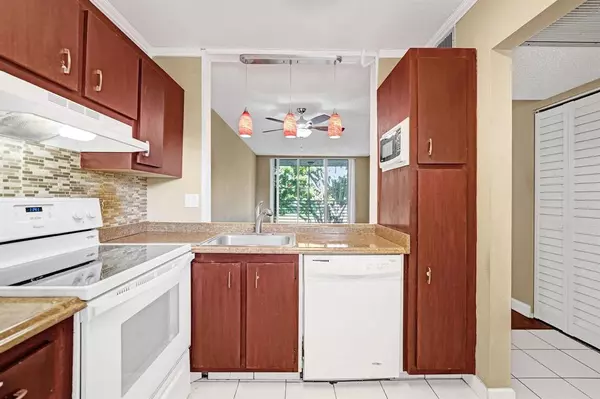 Davie, FL 33324,9235 Lagoon Pl #308