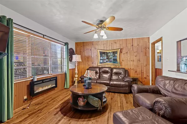 1008 Rosebud Drive,  Azle,  TX 76020