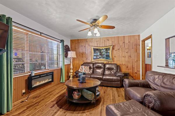 1008 Rosebud Drive, Azle, TX 76020