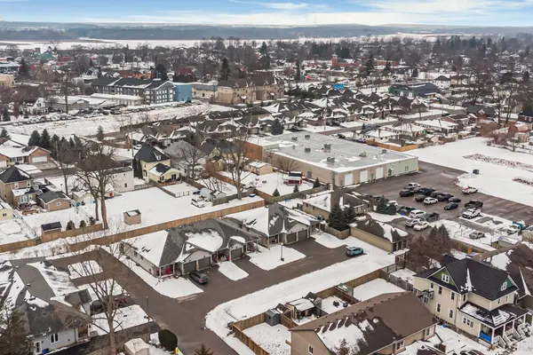 Haldimand, ON N1A 1B8,152 Cross ST E #6