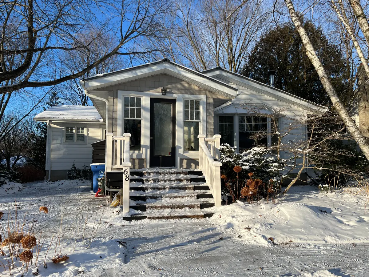 Newmarket, ON L3Y 4H9,68 Hillview DR