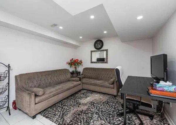 Brampton, ON L6R 3X2,24 Thornapple ST