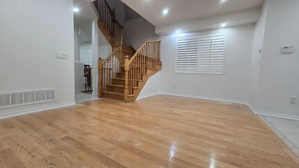 Mississauga, ON L5W 1V9,555 Garden WALK #Upper